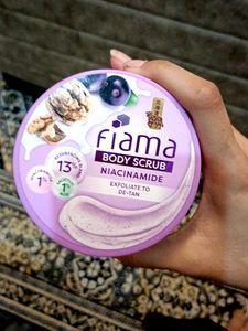 Fiama Body Scrub Niacinamide Exfoliate
