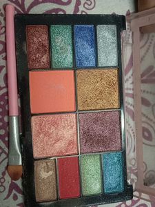 Eyeshadow Palette with Brushes