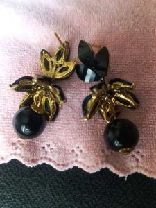 Elegant Black &amp; Gold glass Flower Earrings