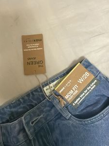 Classic Mom Fit Jeans - Light Wash
