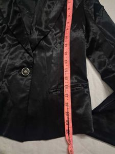 black fitted blazer