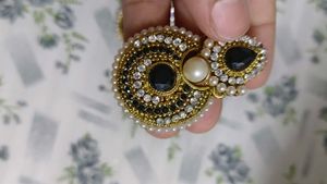 Exquisite Black &amp; Pearl Stud Earrings