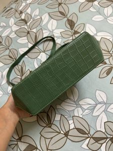 Chic Green Croc Embossed Chain Bag