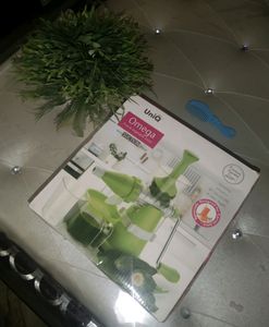 🎉Price Negotiable 🎁 UniQ Omega Mini Hand Juicer