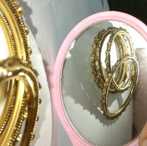 Mirror With Handle In Pink Colour