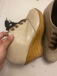 Beige Boots With Heels And Lace Tie ups
