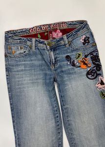 Low waist embroidered jeans
