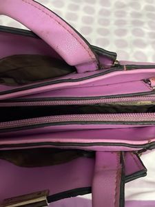 Chic Pink Handbag with Textured Detail