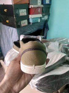 NEW NO USED OLIVE GREEN LOAFERS SHOES FOR MEN AND