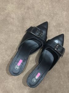 Chic Black Pointed Toe Mules