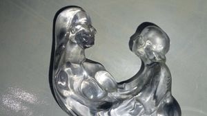 Royal Crystal Mother&amp;Child Statue with Ring Holder