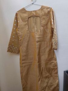 A kurta set with mirror work back design