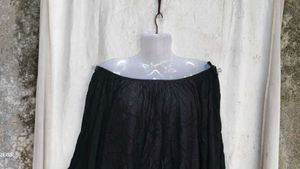 Black Off-Shoulder Flowy Top