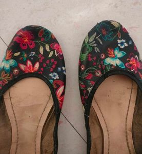 Floral Printed Juttis