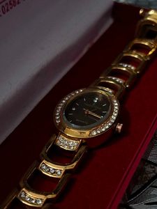 Elegant Gold Women's Watch With Bracelet🪻