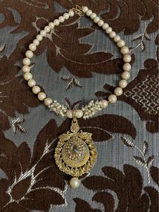Elegant Pearl and Gold Pendant Necklace