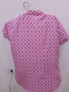 Chic Pink &amp; White Geometric Print Top