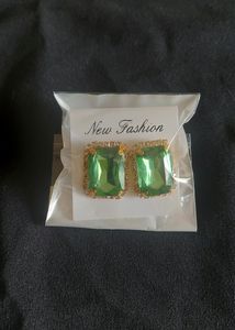 Classic Fashion Emarald Earrings With Diamonds Around It