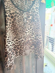Chic Leopard Print Sleeveless Top
