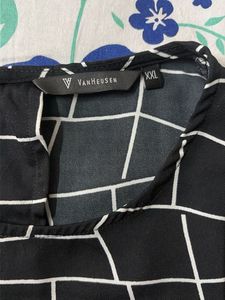 Van Huesan Stylish Black &amp; White Print T