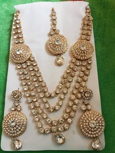 Exquisite Kundan Necklace Set with Earrings
