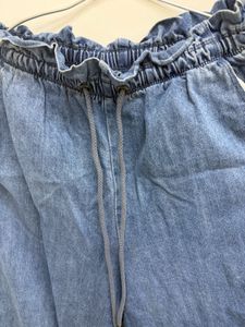woman elastic jeans
