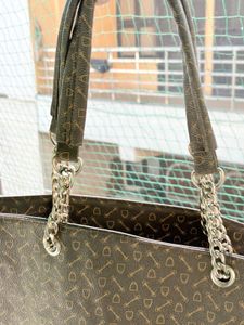 Chic Tote Bag with Chain Detail