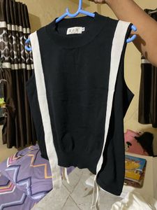 Sleeveless Knit Top with White Stripes