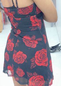 Chic Black &amp; Red Rose Print Mini Dress