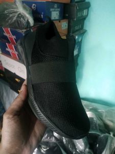 NEW NO USED CASUAL SHOES FOR MEN AND WOMEN.