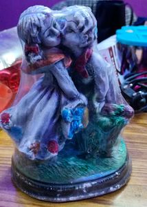 Kissing Couple Showpiece
