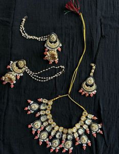 Exquisite Kundan & Pearl Jewellery Set