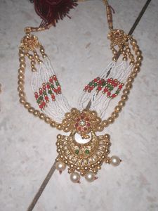 Gold Pleated Neckles Set
