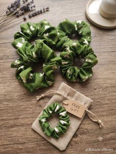 🔥BUT 4 GET 1 FREE🔥Green Floral Scrunchies Set