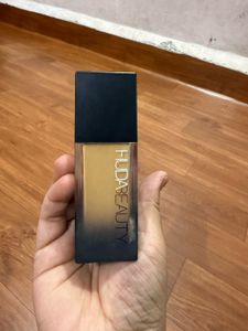 Huda Beauty Foundation Bottle