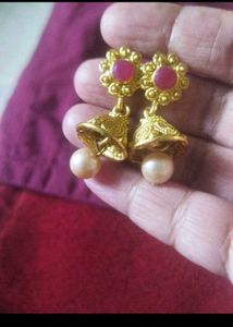 Exquisite Gold-Tone Necklace and Earring Set