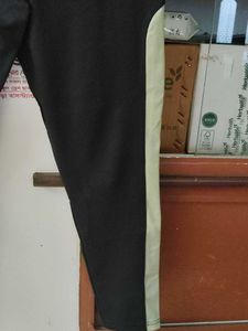 111.Black &amp; Green gym leggings