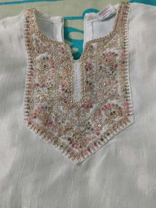 Elegant White Kurta Set with Intricate Embellishme