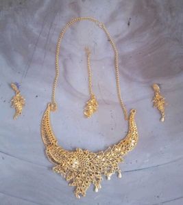Exquisite Gold Necklace &amp; Earring Set