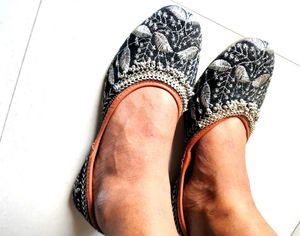 Embroidered Juttis