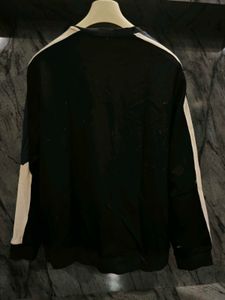 Black Crewneck Sweatshirt with "Oh" Graphic