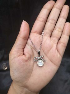 Elegant Bow & Pearl Pendant Necklace