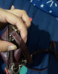 Stylish Guess Crossbody Bag (BUY in coins)