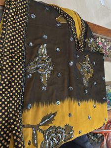 Embellished Saree with Floral Motifs