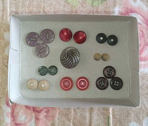 109 pieces of Assorted Craft Buttons