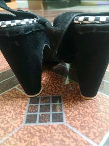 Chic Checkered Platform Heels with Bow Accent