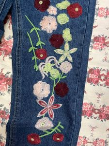 Beautiful Mom Jeans with embroidery