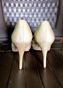 It's A Brand Call Fioni. Brought It In A Mall For 1599. Brought In Forum Mall Hyderabad. Brand New Heels.. Perfect Look For Party ..Gold Shiny Heels ... Heels Size 23.5 Cms Or 6 Size