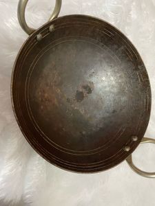 medium size iron kadhai
