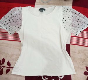 Cute white top with mesh sleeves 🤍